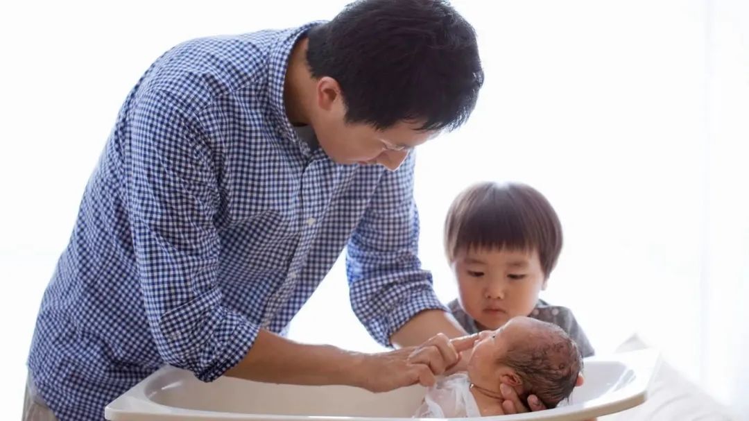 日本養(yǎng)娃福利：強(qiáng)制男性休陪產(chǎn)假，升級(jí)育兒補(bǔ)貼